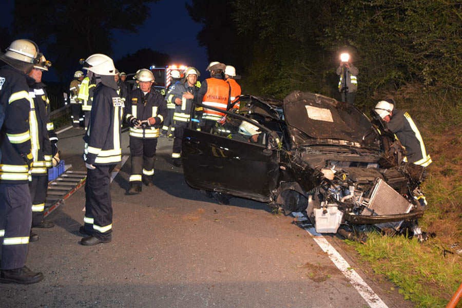 Auto berschlgt sich mehrfach  Vier verletzte Personen 