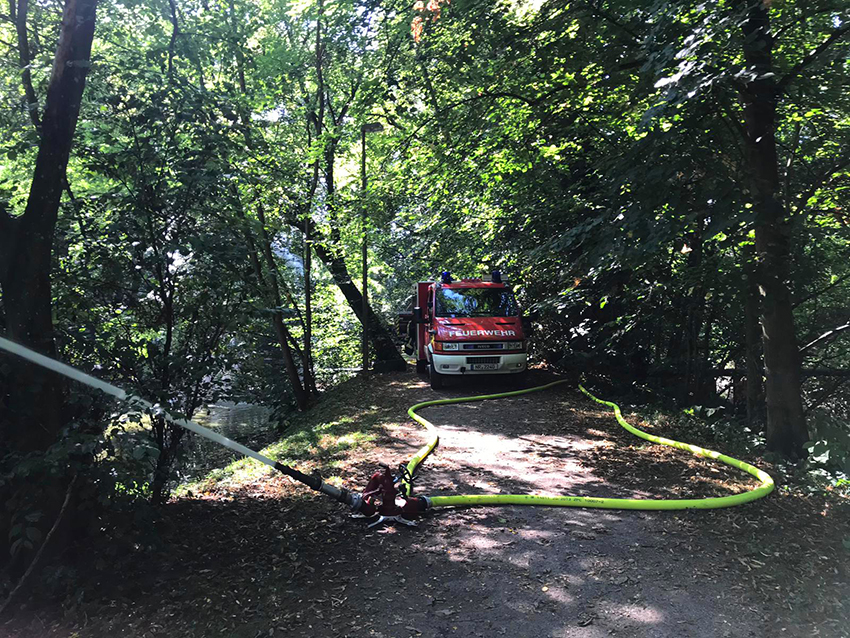 Feuerwehren pumpen 1.500.000 Liter Wasser in Schlossweiher Dierdorf