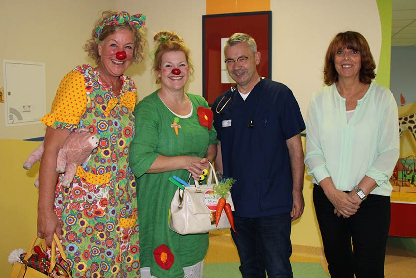 Von links: Karin Simanowski als Trullala, Sylvia Siener, Mhrchen und 1. Vorsitzende des Vereins Klinik Clowns Koblenz e.V. freuen sich mit Dr. Michael Ehlen, Chefarzt der Klinik fr Kinder und Jugendmedizin und Gaby Welter Zentrumsleiterin der Kinderklinik Neuwied beim Besuch der Klinik Clowns auf strahlende Kinderaugen. Fotos: mhk