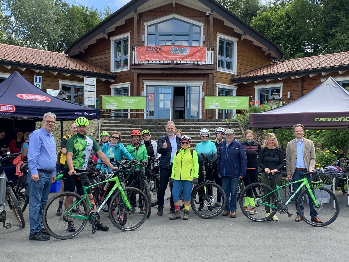 Brgermeister, Beigeordnete und die Teilnehmenden der gefhrten E-Bike-Tour motivierten sich am Wiesensee fr die diesjhrige "STADTRADELN-Saison". (Foto: Kerstin Guckert)