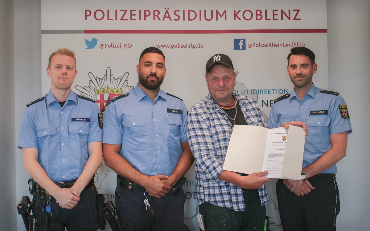 Verleihung der Brgerurkunde an Herrn Liebisch durch Polizeirat Stadtfeld. (Foto: Polizeiprsidium Koblenz)