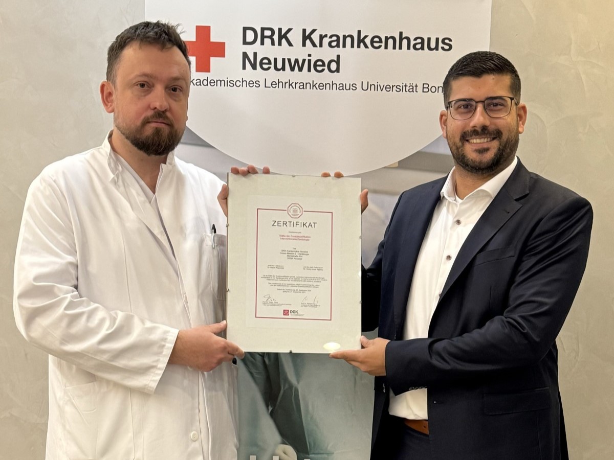 DRK Krankenhaus Neuwied wurde als Sttte fr Interventionelle Kardiologie zertifiziert (Dr. Marek M. Rogowski, Chefarzt der Inneren Medizin II und Daniel Grube, Kaufmnnischer Direktor des DRK Krankenhauses Neuwied) (Foto: Selina SchneiderDRK Krankenhaus Neuwied)