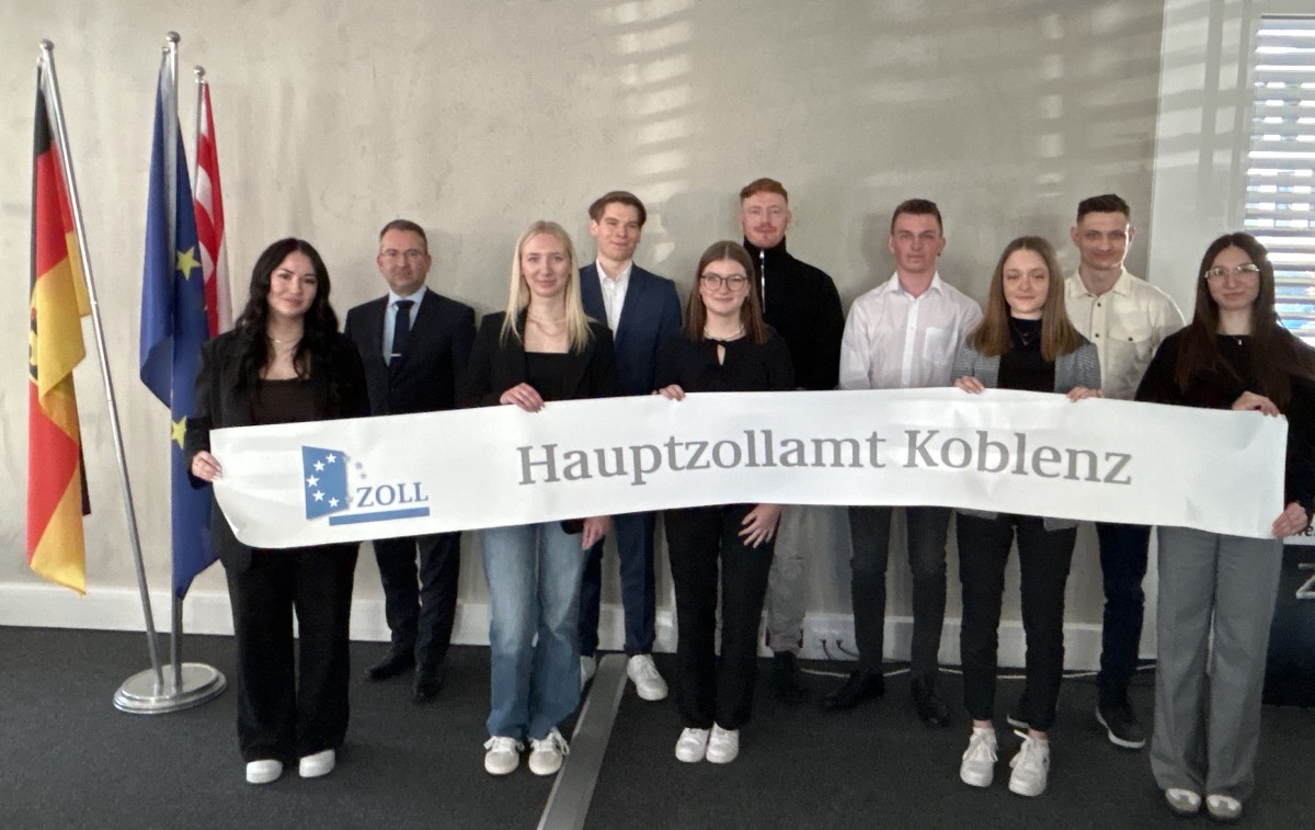 links: Anwrterinnen und Anwrter des Hauptzollamtes Koblenz; Zweiter von links: Leiter des Hauptzollamtes, Herr Regierungsdirektor Borm (Foto: Hauptzollamt Koblenz)