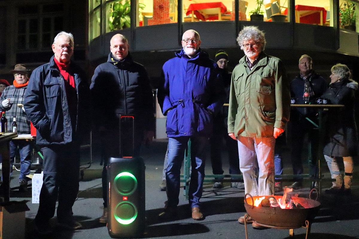 Neujahrsfeuer statt Neujahrsempfang am Altenheim im Buchfinkenland