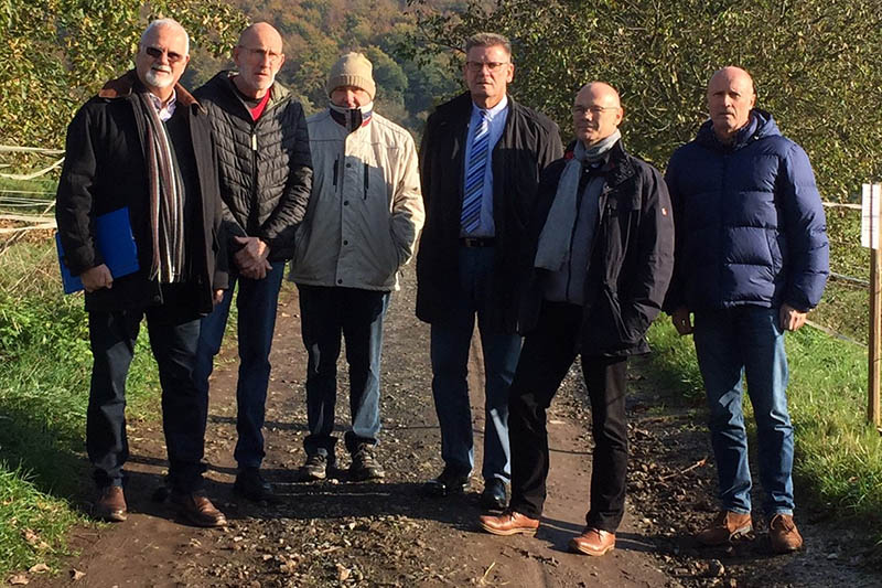 Unterwegs gegen Starkregen-Sturzbche: Mitglieder des Heimat- und Verschnerungsvereins ermitteln in der Oberbieberer Umgebung problematische Stellen. Foto: HVO