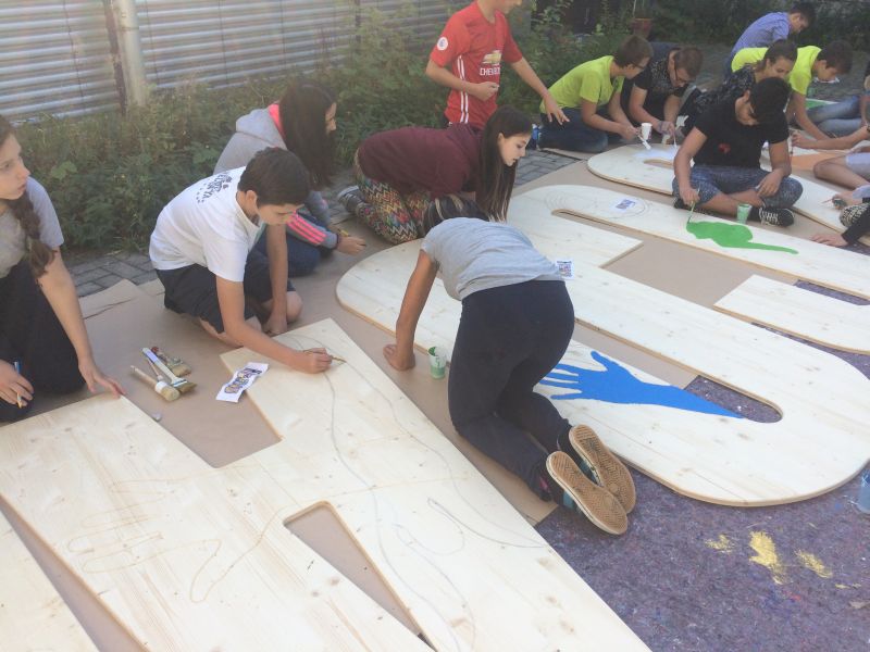 Geburtstagsberraschung  Schule macht Festival bunt