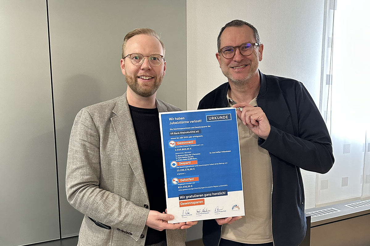 Michael Nisius (Leiter Vertriebsmanagement, rechts) und Jan-Erik Burkard (Marketingleiter, links) der VR Bank RheinAhrEifel eG prsentieren die Gewinnspar-Urkunde fr 2024 - ein Symbol fr ber 2 Millionen Euro an Gewinnen und mehr als 830.000 Euro Untersttzung fr gemeinntzige Projekte in der Region. Foto: Florian Ktt // VR Bank RheinAhrEifel eG