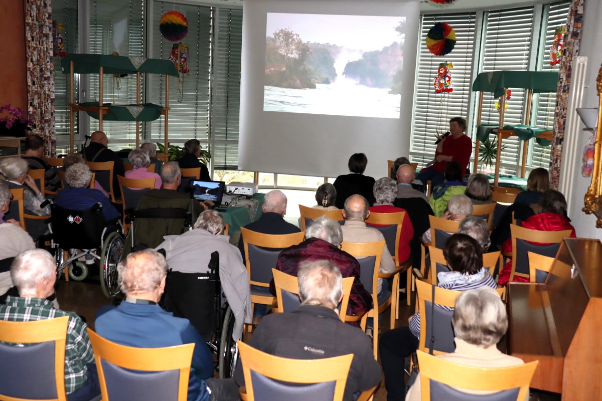 Die Zuschauer lauschten Renate Kppers Vortrag ber Uganda (Foto: Uli Schmidt)