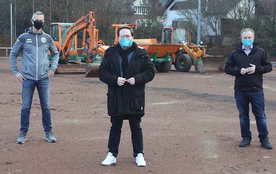 Pascal Badziong (Mitte) zusammen mit SSV-Prsident Martin Reuschenbach (l.) und Oberbrgermeister Jan Einig (r.) bei der Besichtigung der aktuellen Baustelle im Kieselborn-Stadion Heimbach-Weis. 