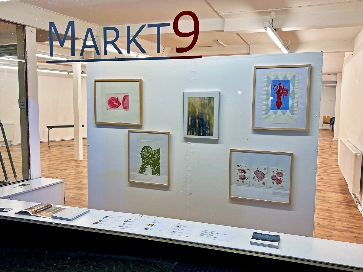 Auenansicht eines Teils der Ausstellung durch eines der Schaufenster von Markt9 in Linz am Rhein. (Foto: Ines Langs)