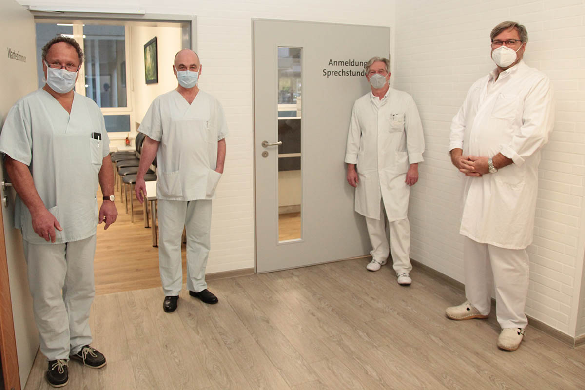 Bieten ihre Sprechstunden seit Anfang des Monats im neuen Sprechstundenzentrum an: die Chefrzte (von rechts) Dr. Walter Richter (Wirbelsulenchirurgie), Dr. Markus Dcker (Orthopdie), Dr. Georg Weimer (Unfallchirurgie) und Dr. Claus Schneider (Visceralchirurgie). Foto: hf