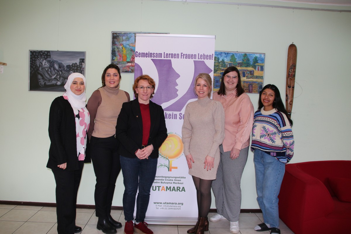 Narin Ibrahim, Violeta Jasiqi, Susanne Mller, Lana Horstmann, Marie-Christin Schlter und Anah Madeleine Ilaluque Huanca (Foto: C. Snksen)
