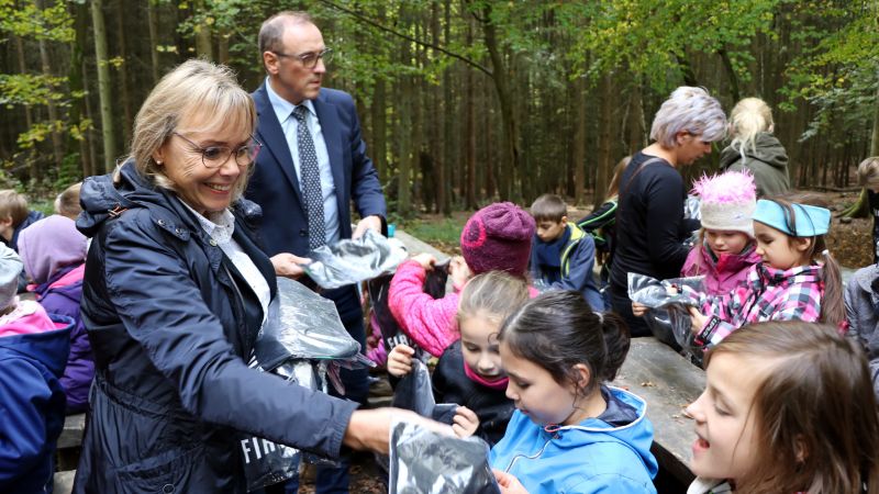 bergabe der T-Shirts an die Kinder. Fotos: privat