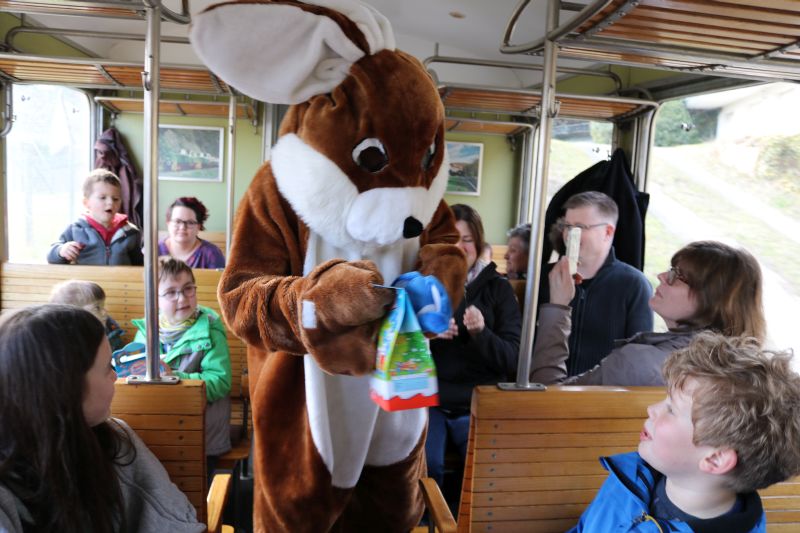 Ein in der Brohltalbahn mitfahrender Osterhase beglckt die mitreisenden Kinder. Fotos: Ulrike Puderbach