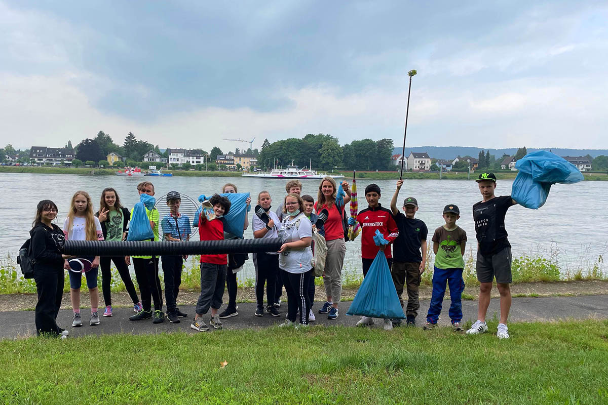 Schler sammeln Mll am Rhein bei Linz