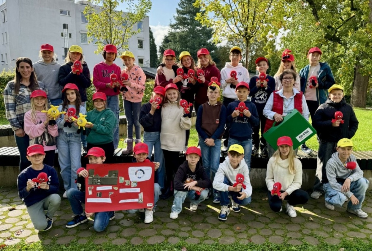 Klassenlehrerin Dorothee Kranz und BHAG Projektleiterin Maria-Elisabeth Loevenich mit den Energie-Detektiven der Klasse 5b der Erzbischflichen Gesamtschule St. Josef. (Foto: Daniel Junghof)