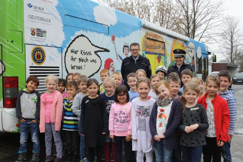 Erstklssler der Gutenberg-Grundschule Dierdorf vor dem Polizeibus. Foto: privat