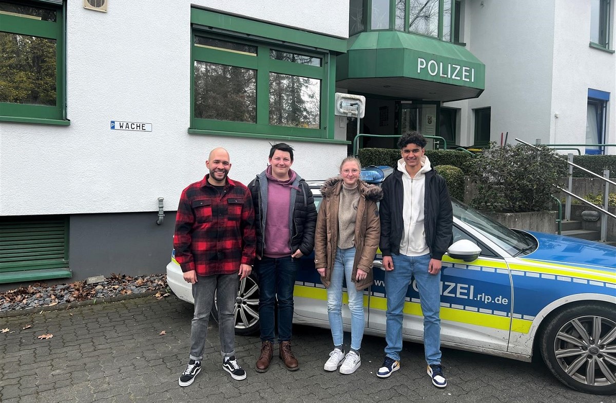 Die drei Praktikanten und der Einstellungsberater der Polizei Altenkirchen. (Foto: Polizeiinspektion Altenkirchen)