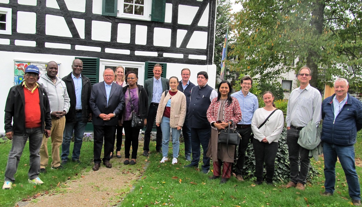 Gste der Internationalen Raiffeisen Union (IRU) besuchten Flammersfelder Raiffeisenhaus