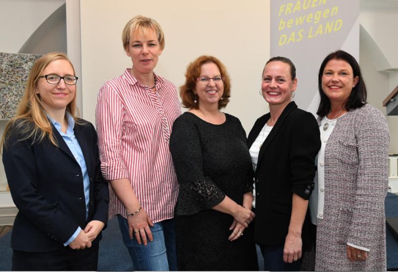 Die beiden rheinland-pflzischen Siegerinnen Verena Moser (2.v.l.) und Eva Reiter (2.v.r.) gemeinsam mit ISB-Stabsabteilungsleiterin Antje Duwe (Mitte), WHU-Institutsleiterin Prof. Dr. Nadine Kammerlander (links) sowie der Vorsitzenden des Landesfrauenrats Rheinland-Pfalz Claudia Rankers (rechts). Foto: ISB