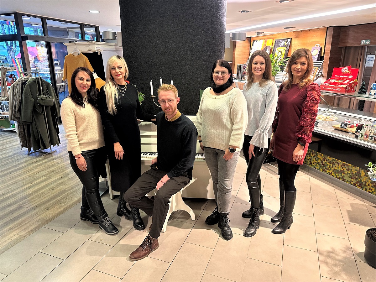 Sind hoch zufrieden mit dem Innenstadtlabor: (von links) Margarita Albert, Anna Akchich, Rudi Enns, Citymanagerin Michaela Ullrich, Alena Unruh und Angelika Ehrlich. (Foto: Ulf Steffenfauseweh)