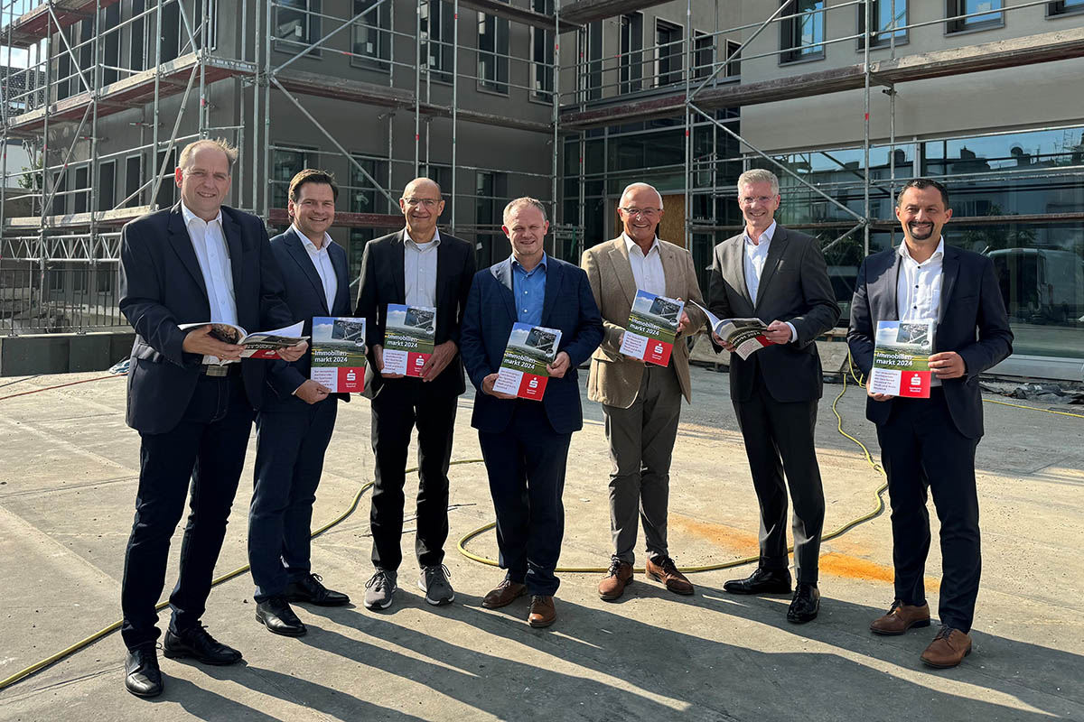 Vor dem zuknftigen S-Forum wurde der Marktbericht offiziell vorgestellt: (v. l.) Dirk Velten, Marc Sinkewitz, Gerhard Grn, Oberbrgermeister Jan Einig, Landrat Achim Hallerbach, Thomas Paffenholz, Toni Dimitrievski. Foto: Sparkasse Neuwied