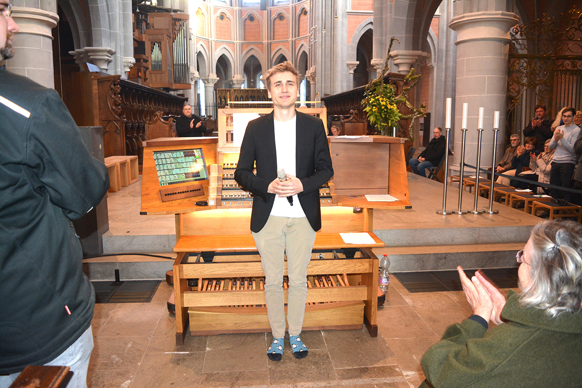 Paul Fey begeisterte das Publikum mit virtuosem Orgelspiel und einer modernen Konzertmoderation in der Abteikirche Marienstatt. Fotos: Wolfgang Rabsch