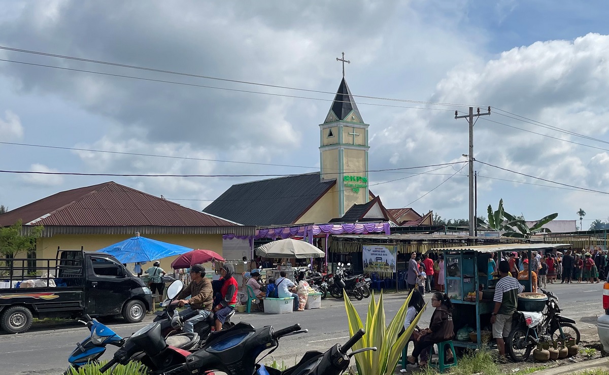 Die Besuchergruppe besucht eine Kirche der GKPS in Raya. (Foto: V.v.Willendorf_Ray)