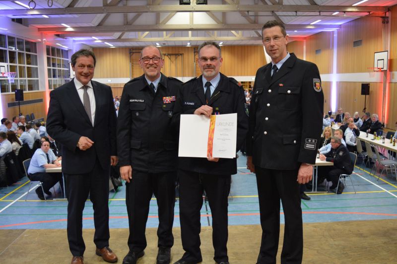 Ralf Kuhnes war sichtlich berrascht als er bei Ehrenabend das Deutsche Feuerwehr-Ehrenkreuz in Silber erhielt. Fr die berraschung hatten gesorgt (v.l.) Landrat Achim Schickert, Ralf Felix Kespe und Andree Stein. Fotos: Ingrid Ferdinand