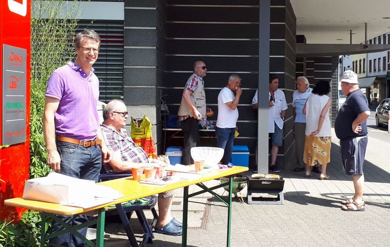 Infostand vor der Sparkasse. Fotos: SPD