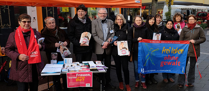 Auch Brgermeister Michael Mang informierte sich am Stand des Netzwerks in der Neuwieder Innenstadt. 