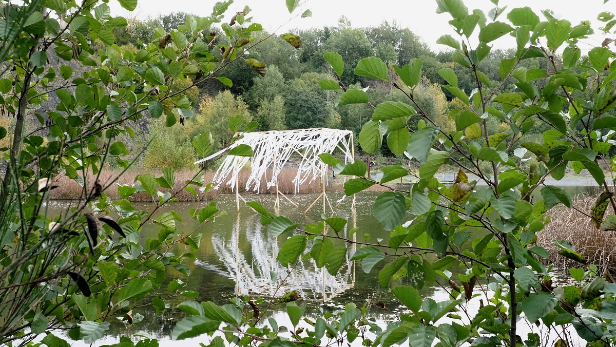 Die Installation, die aus beschrifteten Bndern besteht, berrascht je nach Licht und Wetter mit neuen Eindrcken. (Fotos: Tatjana Steindorf) 