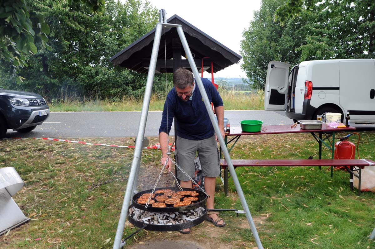 Trotz Schauern - gegrilltes geht immer ... (Bilder: kk)