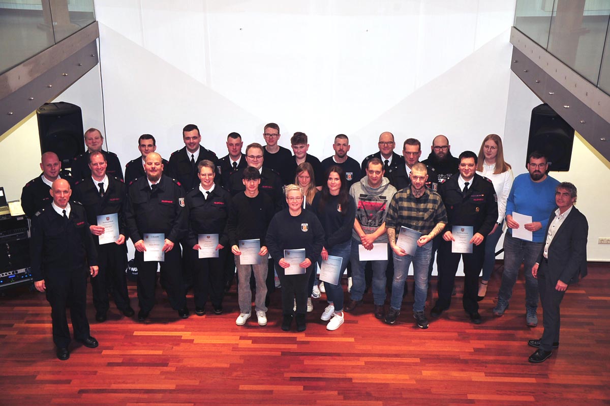 Alle Verpflichteten, Bestellten und Befrderten mit Wehrleiter Alexander Mller (links) und Brgermeister Henrich (rechts). (Foto Klaus Khnen)