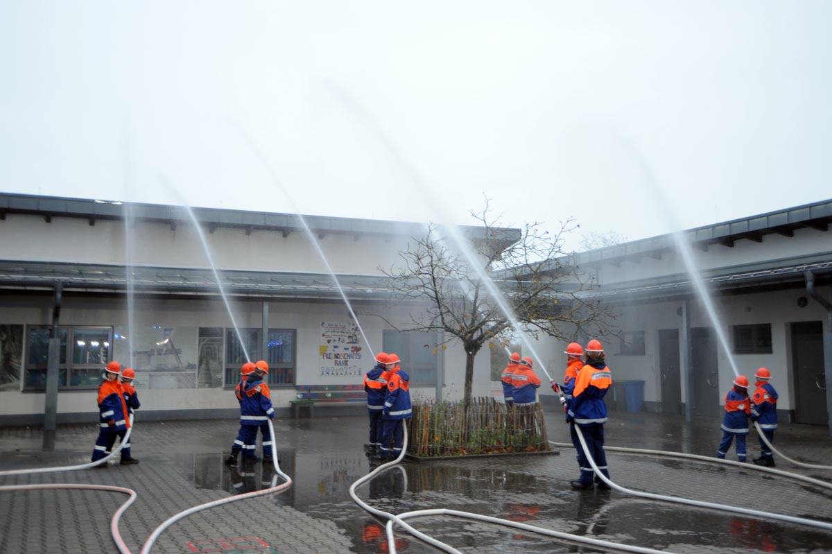 Mit mehreren Strahlrohren wurde der "Brand" bekmpft. (Bilder: kk)