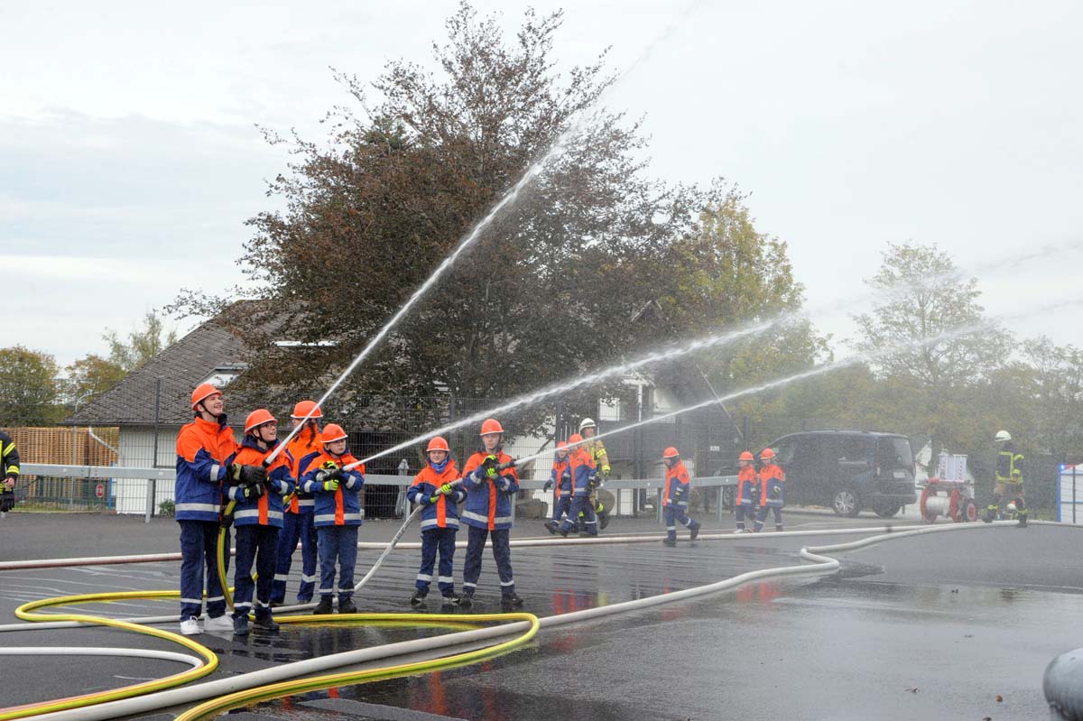 "Alarm" fr mehrere Jugendfeuerwehren: "Hallenbrand" in Berod lautete das Stichwort