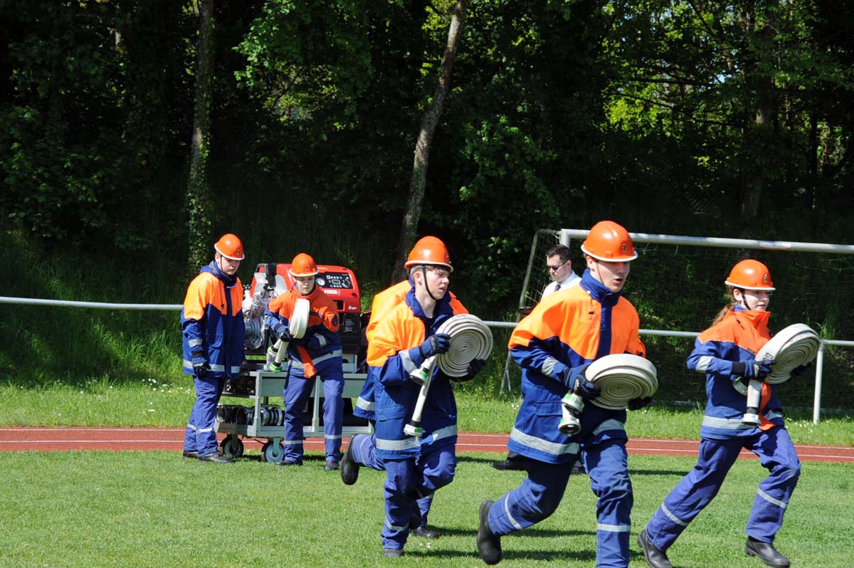 Bei der "Schlauchstafette" geht es um Schnelligkeit (Bilder: kk)