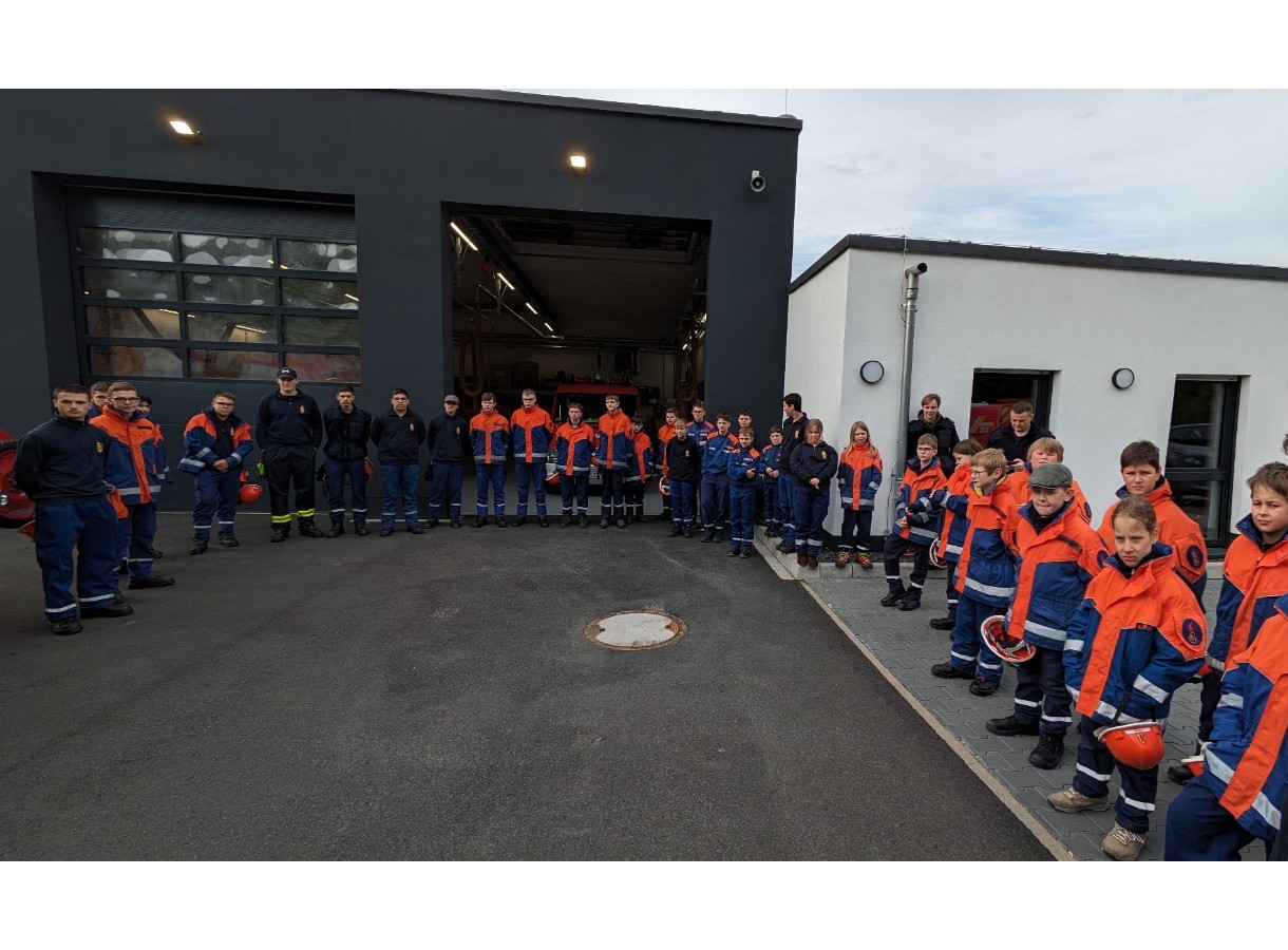 Die Teilnehmer in der Begrungsrunde in Hausen. (Fotos: Wehrleiter Peter Schfer, Verbandsgemeinde Rengsdorf-Waldbreitbach)