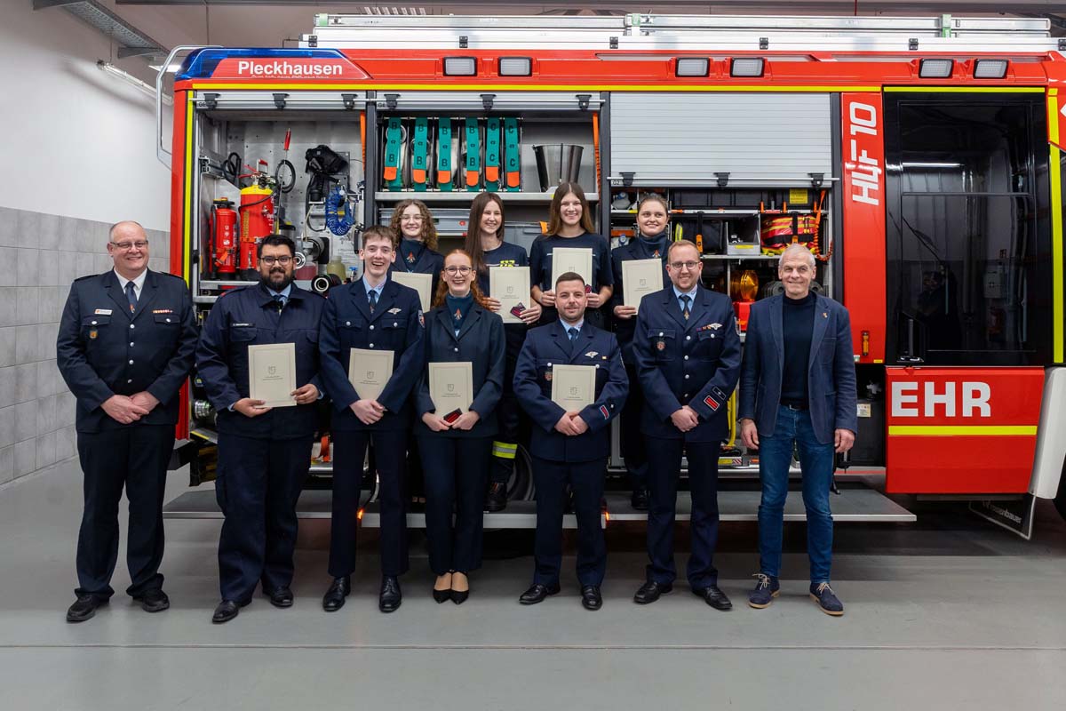 Die Befrderten und gehrten mit VG-Brgermeister Jngerich (re.), Jens Kalscheid (2. v. re.) und Raphael Jonas (li.) Bilder: FW Pleckhausen)