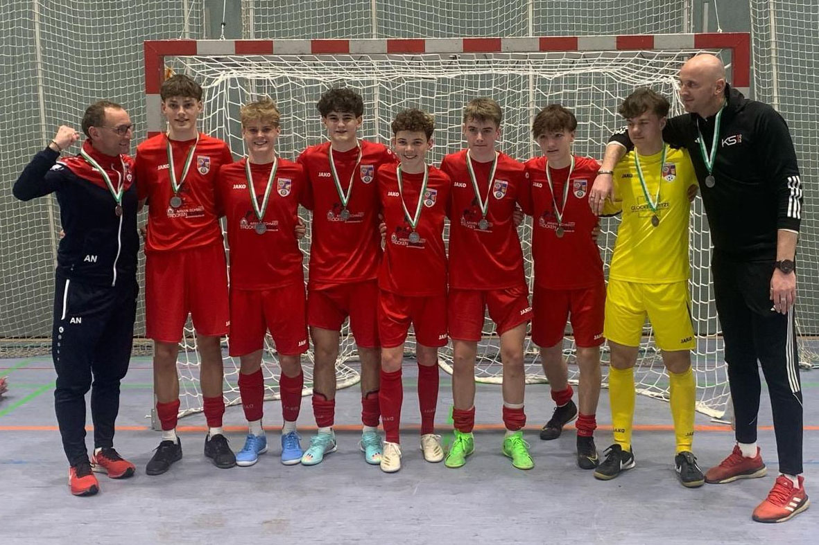 Als Futsal-Rheinlandmeister im FVR gren die B-Junioren der JSG Neitersen mit (links) Trainer Andreas "Otto" Nauroth und (rechts) Torwarttrainer Kai Schrder. Foto: Willi Simon