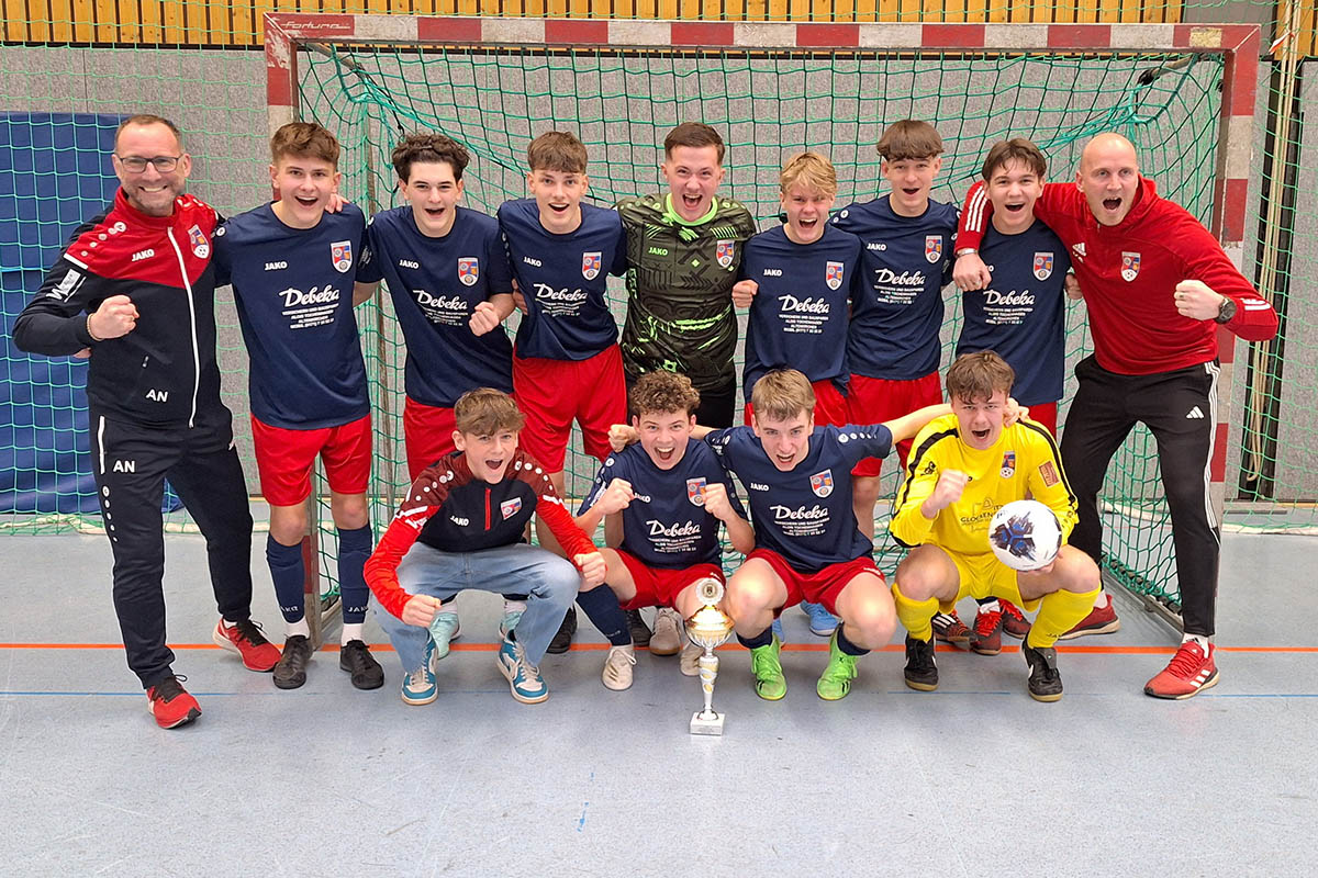 Die B-Junioren sind Futsal-Regionalmeister Sd/West. Stehend links: Trainer Andreas Nauroth, Leon Horst, Ezan Merovci, Nils Hollerbach, Jonas Sanftleben, Finn Schneider, Gabriel Hntner, Leander Heiden, Kai Schrder (Torwarttrainer); kniend links: Bent Kaiser, Mika Nauroth (Kapitn), Luca Breitenbach, Hannes Franken. Foto: Will Simon