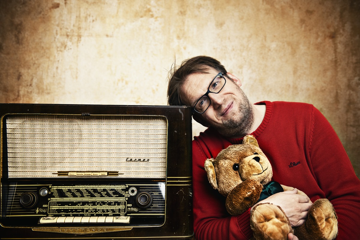 Jens Heinrich Claassen mit seinem Teddy, der Teil des Programms ist. (Foto: Veranstalter)