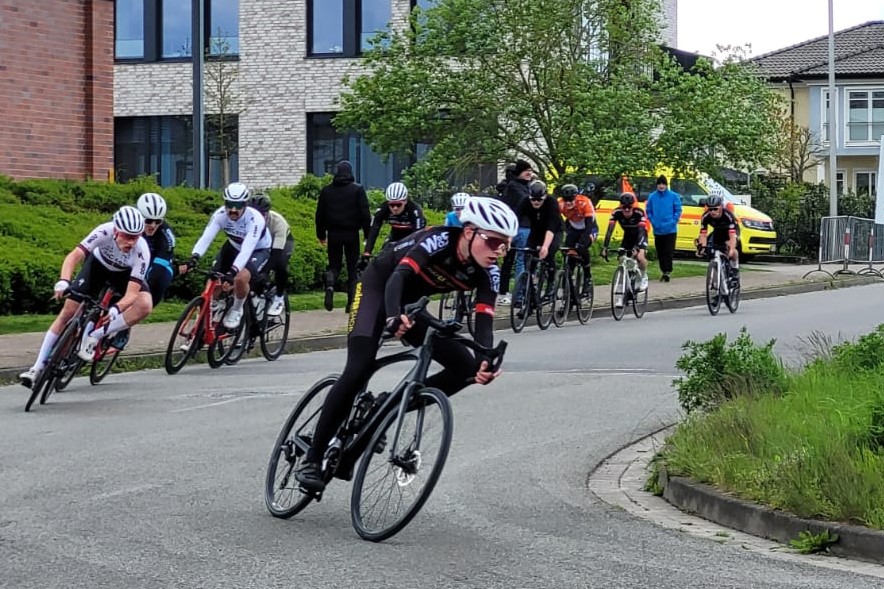 Juniorenfahrer Elias Jakobs vom Team Schfer Shop beendet sein erstes Straenrennen auf Platz 8. (Foto: Privat/Jrg Jakobs)