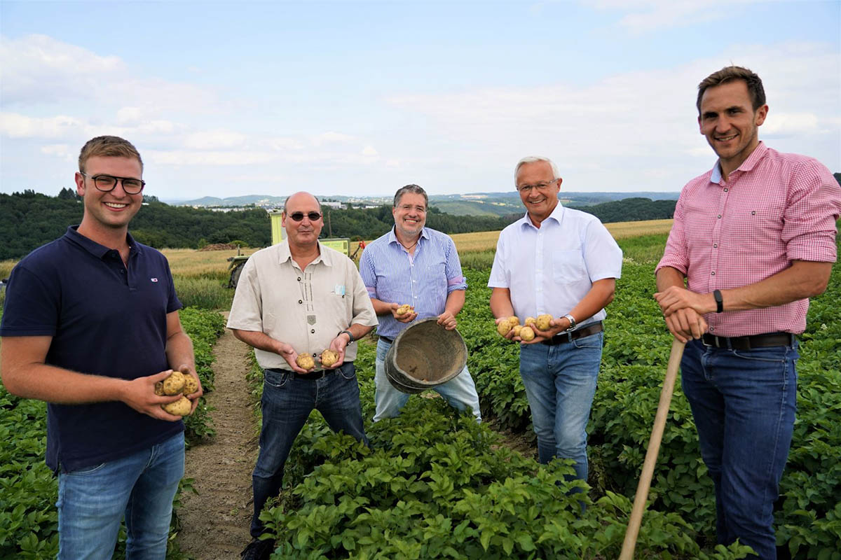 Von links: Jan Schumacher, Thomas Ecker (Untere Landwirtschaftsbehrde Kreis Neuwied), Jrg Hohenadl (Wirtschaftsfrderungsgesellschaft Kreis Neuwied), Landrat Achim Hallerbach und Florian Neifer (tatkrftiger Untersttzer und Freund der Familie Schumacher). Foto: Kreisverwaltung 
