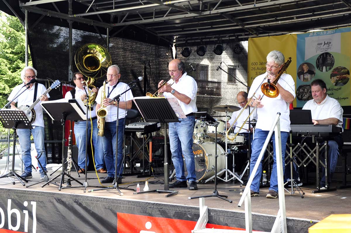 70.000 Jazz-Liebhaber feiern in Regensburg trotz Unwetter: Jazzband Schrglage  begeisterte erneut