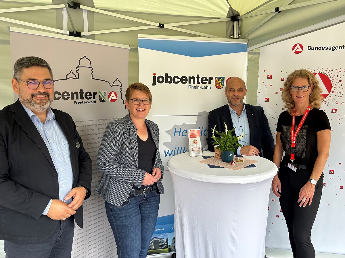 Freuten sich ber die gute Resonanz (von links): Christian Reitz, Geschftsfhrer Jobcenter Westerwald, Dr. Tanja Machalet (MdB), Elmar Wagner, Vorsitzender der Geschftsfhrung der Arbeitsagentur Montabaur, Sonja Wrsdrfer, Bereichsleiterin Jobcenter Rhein-Lahn. (Foto: Agentur fr Arbeit/Roland Weimer)