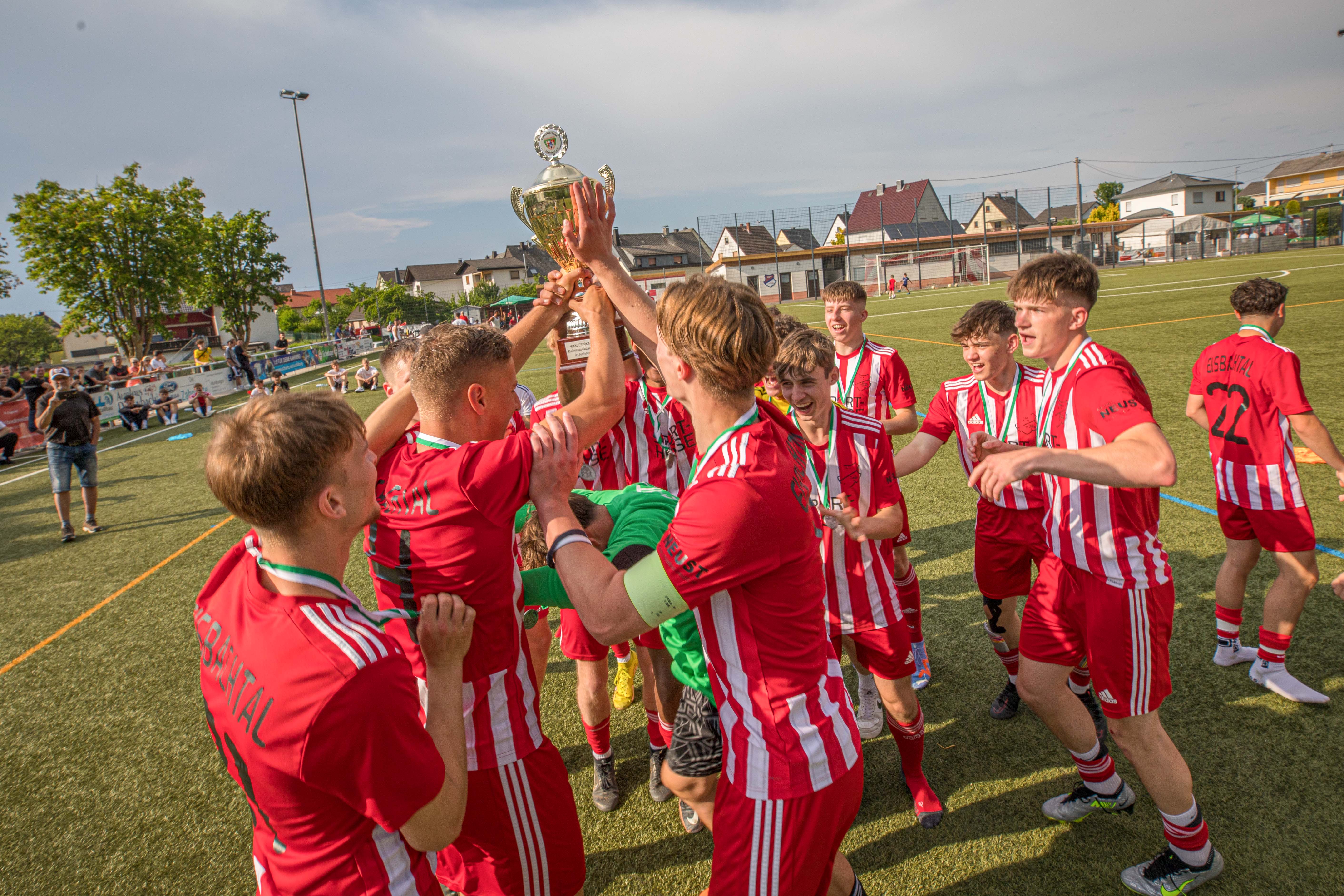 Jubeln wie nach ihrem Rheinlandpokal-Gewinn im Juni, der der Eisbachtaler U19 die Teilnahme am DFB-Pokal der Junioren berhaupt erst beschert hat, wollen die jungen Westerwlder mglichst auch nach ihrem Erstrundenduell mit Fortuna Dsseldorf wieder. (Fotos: Andreas Egenolf)