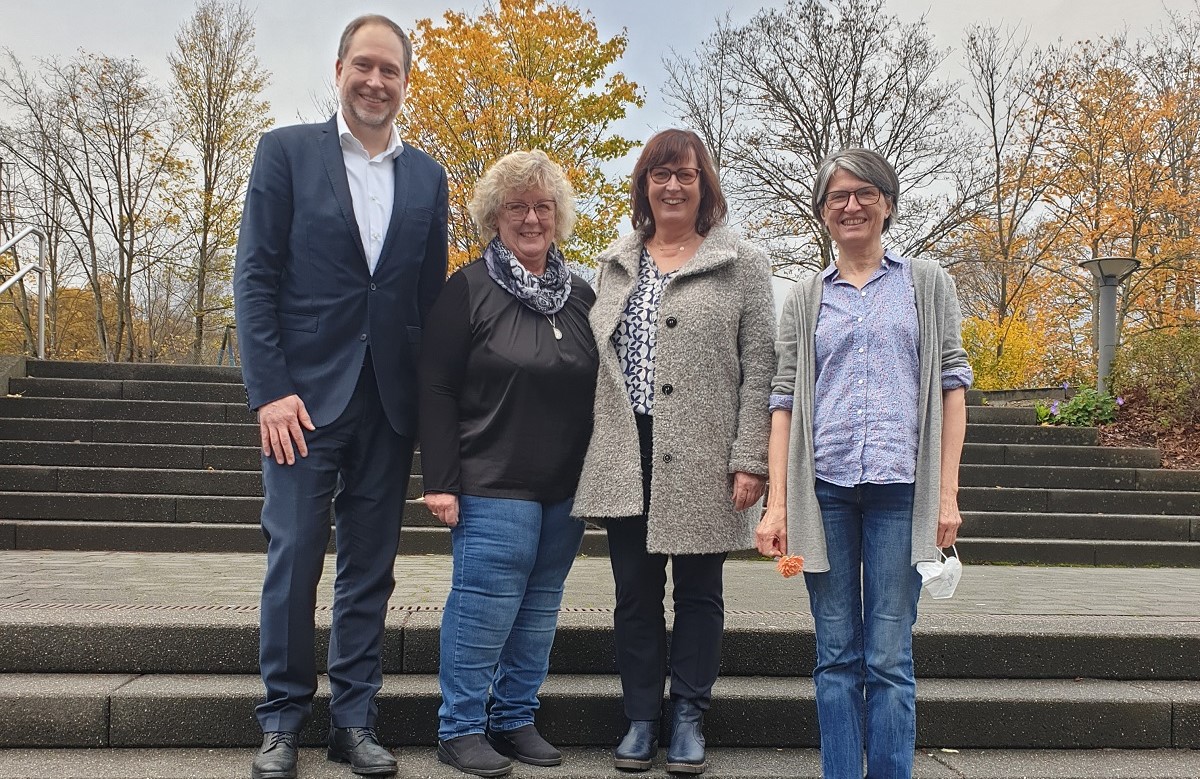 Geschftsfhrer Carsten Jochum (links) und die Betriebsratsvorsitzende Ruth Venus (re.) beglckwnschten Heike Diehl (2.v.li.) und Bettina Kowatsch zu 45 Jahren Dienstzeit.