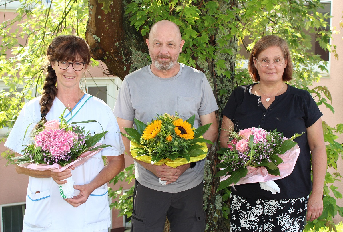 Drei Betriebsjubilare wurden am Diakonie Klinikum Jung-Stilling in Siegen ausgezeichnet: Simone Kuhn (links), Gregor Rezmer und Stefanie Panz sind dem Unternehmen seit 25 Jahren treu. (Foto: Diakonie in Sdwestfalen gGmbH) 