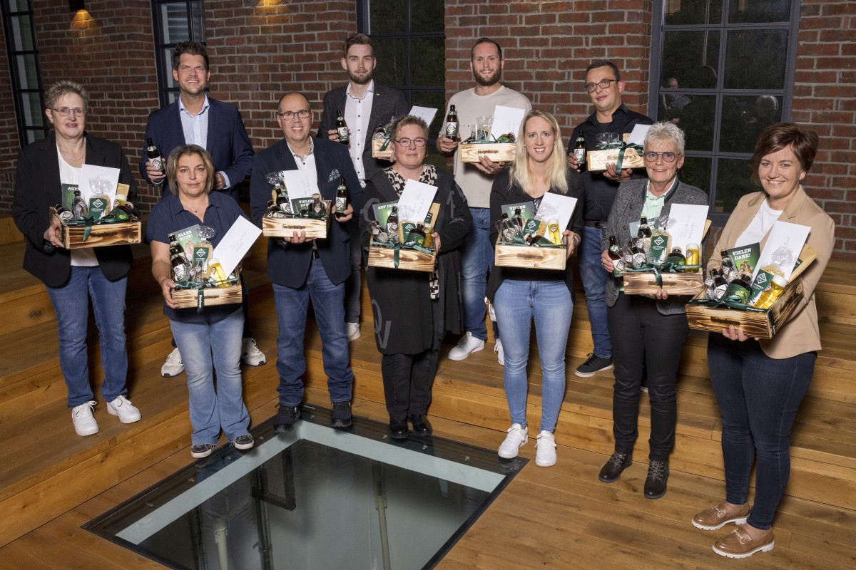 Rechnet man die Jahre des Schaffens von Ivonne Leischner (10), Jessica Rothe (10), Anna-Lena Zeiler (10), Marlon Schwenk (10), Tim Mller (10), Andre Wunderlich (10), Christoph Sigrist (17,5), Silke Holzenthal (17,5), Brbel Georg (25) und Carmen Mller (45) fr die Westerwald-Brauerei zusammen, kommt man insgesamt auf stolze 165 Jahre Betriebszugehrigkeit. (Foto: Westerwald-Brauerei Hachenburg)